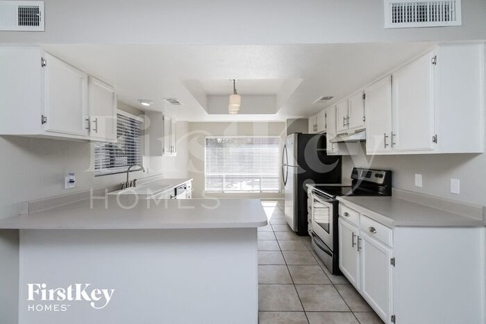 Building Photo - 2413 W Estrella Dr