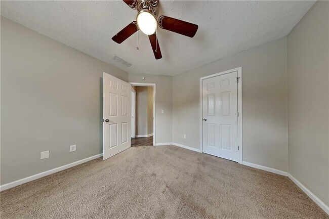 Building Photo - 450 Aristocrat Dr SW