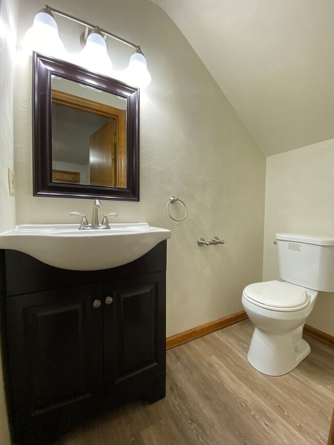 Building Photo - Lovely 2 Bedroom Townhouse with Private Pa...