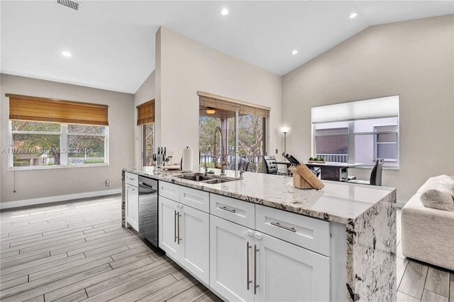 Building Photo - 8520 Vía Romana