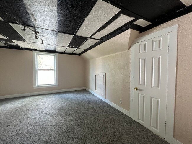 Building Photo - 1st FL BEDROOMS, 1ST FL LAUNDRY. MOVE-IN R...
