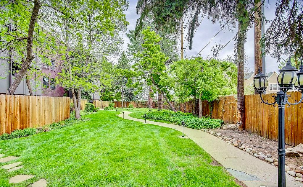 Green space - 2227 Canyon Blvd