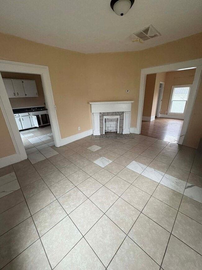 Building Photo - Cozy City Home!