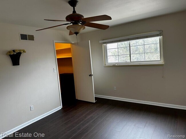 Building Photo - 780 E Fox Hills Dr