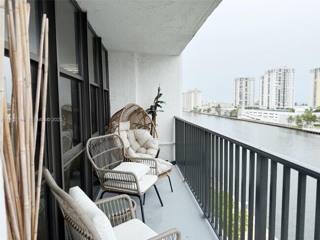 Building Photo - 800 Parkview Dr