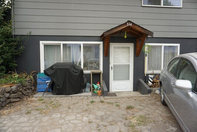 Building Photo - 2 Bedroom, 1 Bath duplex on Military Hill!