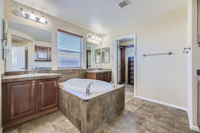 Building Photo - 4 Bedroom Single Family Home For Rent in Highlands Ranch