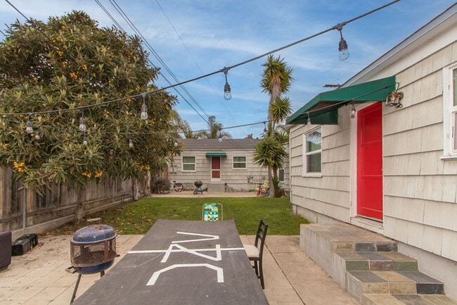 Building Photo - Charming 2 Bed /1 Bath Pacific Beach Duplex Near the Ocean & Bay!