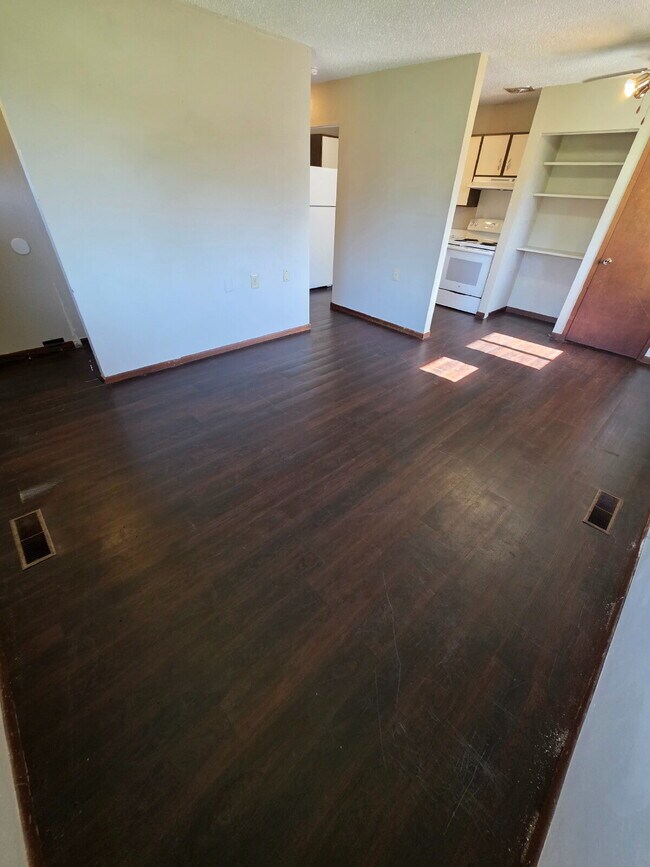 Building Photo - *WINTER MOVE-IN SPECIAL* 1 Bedroom | 1 Bat...