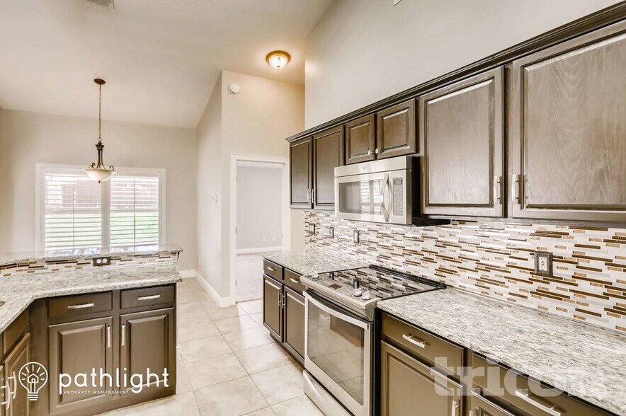 Building Photo - 10902 Versailles Blvd