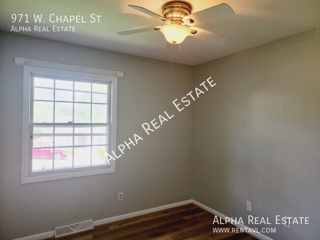 Building Photo - Pet friendly home with level fenced back y...