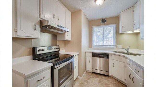 Building Photo - Great 2 Bedroom, 2 Bathroom Side by Side Townhome Unit Available in Coon Rapids - WON'T LAST LONG