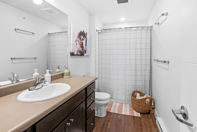 Building Photo - Top Floor-Gorgeous Unit Stunning Views-Luxury