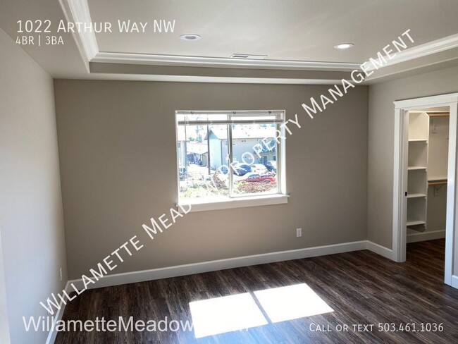 Building Photo - Newer 4 Bedroom Duplex in West Salem! Beau...