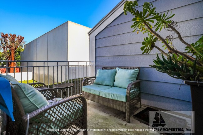 Building Photo - Gorgeous Remodeled Condo in Newport Beach!