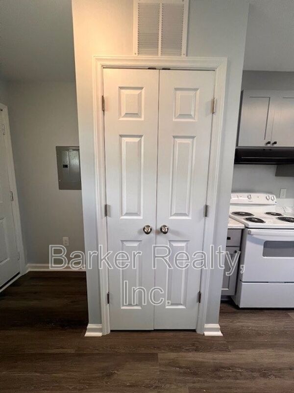 Building Photo - 1602 Pender St