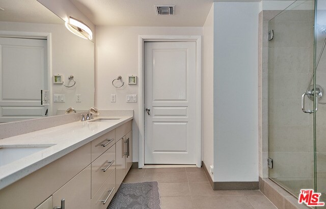 Building Photo - 733 S Manhattan Pl