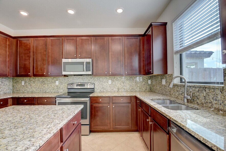 Building Photo - 8834 Willow Cove Ln