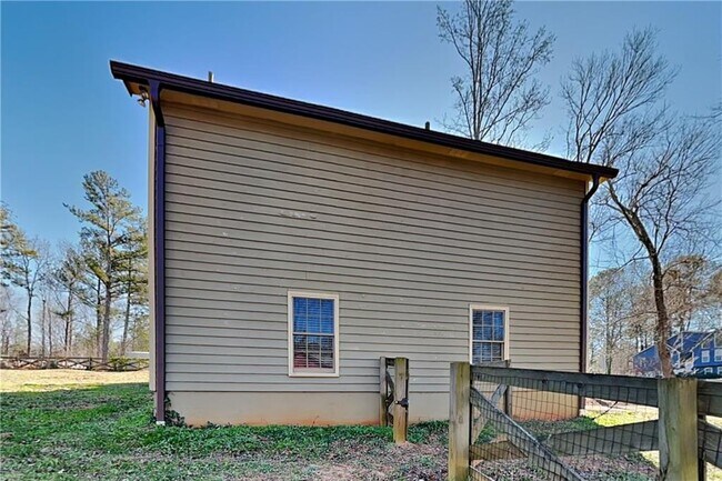 Building Photo - 1606 Shadowbrook Dr