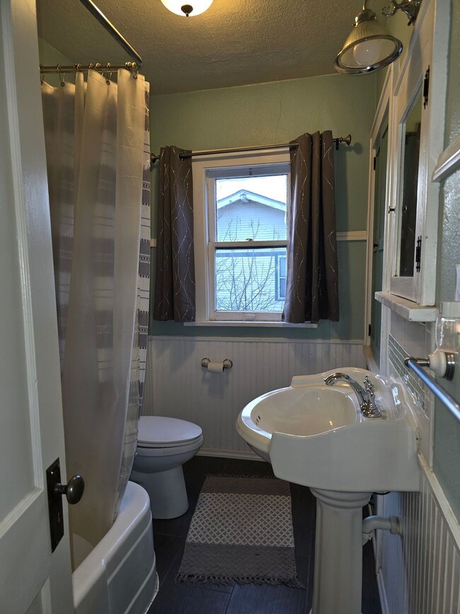 Building Photo - Big Tree Charmer 2 bed 1 bath.