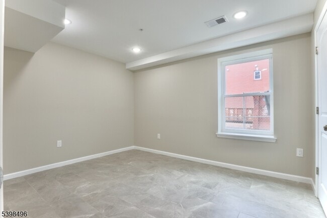 Building Photo - 32 Garibaldi Ave