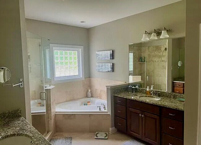 Building Photo - 901 Glendower Ct