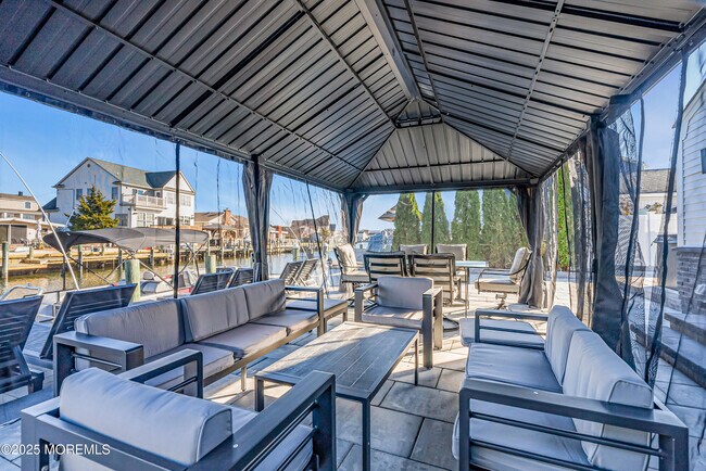 Building Photo - 320 Silver Lagoon Dr