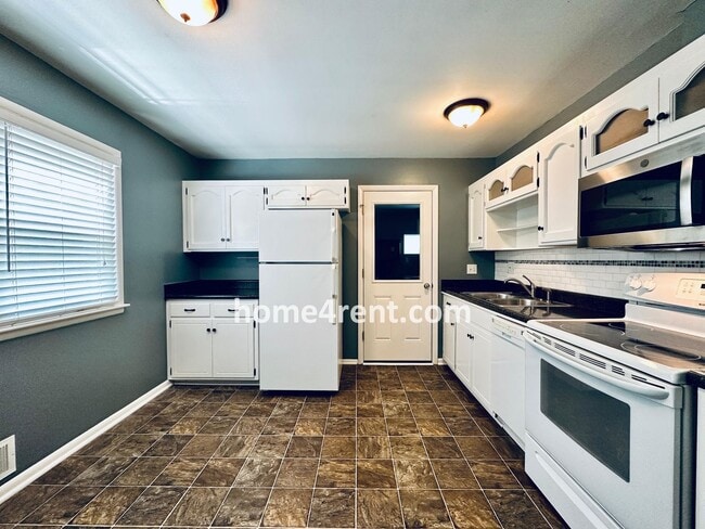 Building Photo - Beautiful Hardwoods w Fenced-in Yard!
