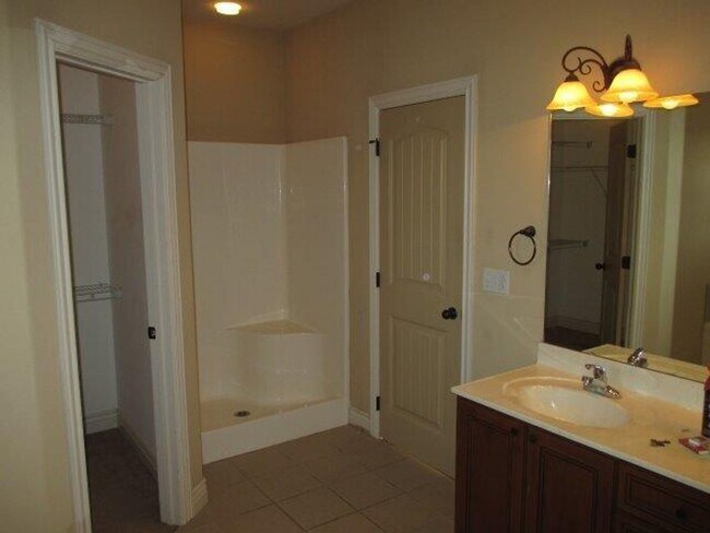 Building Photo - 3 Bedroom Ozark Home in Wonderful Neighborhood!