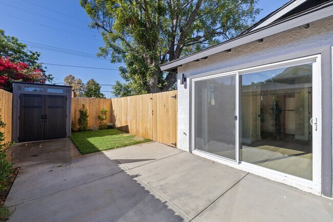 Building Photo - Donner