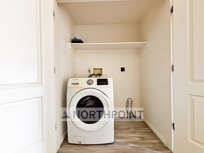 Building Photo - 2 Bed 2 Bath Condo - 9 foot ceilings with ...