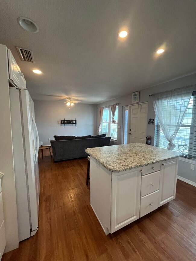 Building Photo - Flagler Beach 2BR/1.5BA Fully Furnished Upstairs Apartment – Across from the Ocean