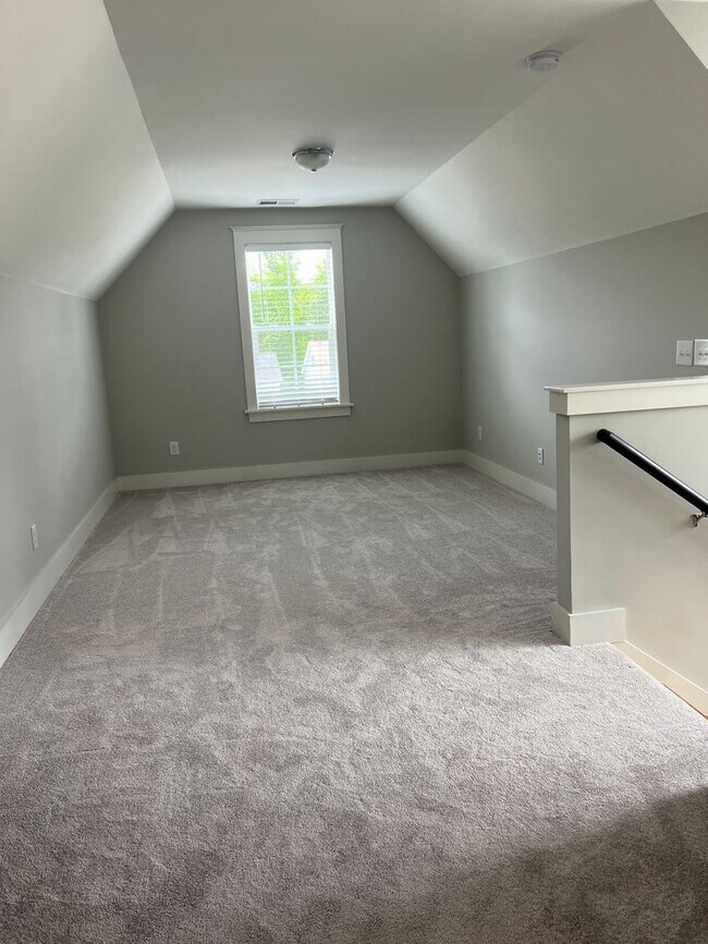 Building Photo - WOW!! One of the best Locations in one of the most desired neighborhoods
