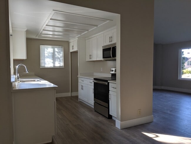 Building Photo - Remodeled 4 Bed 2 Bath Beauty in Vintage H...