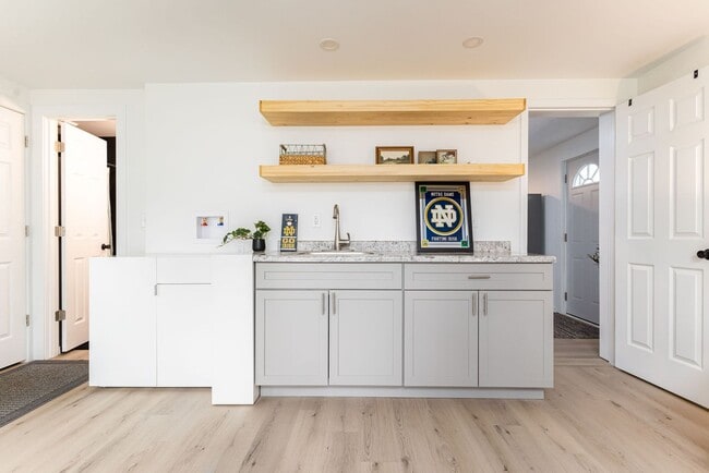 Building Photo - 834 Woodcliff Dr