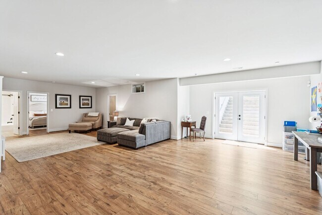 Building Photo - Impressive 6 Bed 4.5 Bath Single-Family Ho...