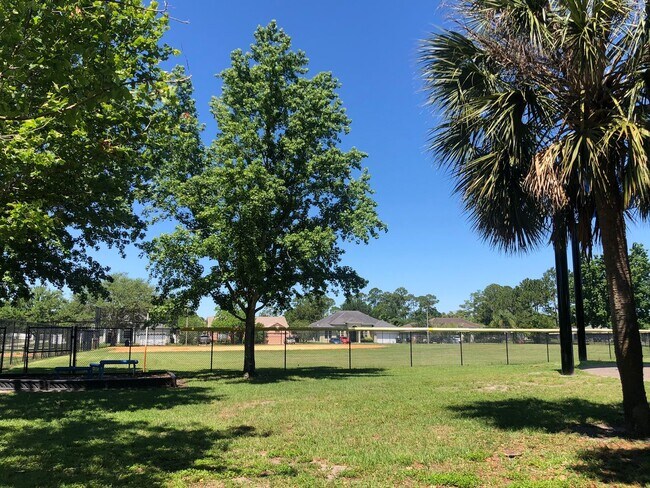 Building Photo - LARGE AND SPACIOUS 4/3 HOME IN EAST ORLANDO WEDGEFIED COMMUNITY