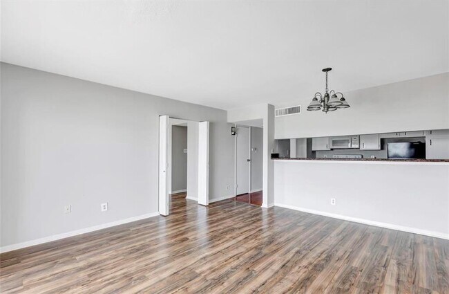 Building Photo - 2820 S Bartell Dr