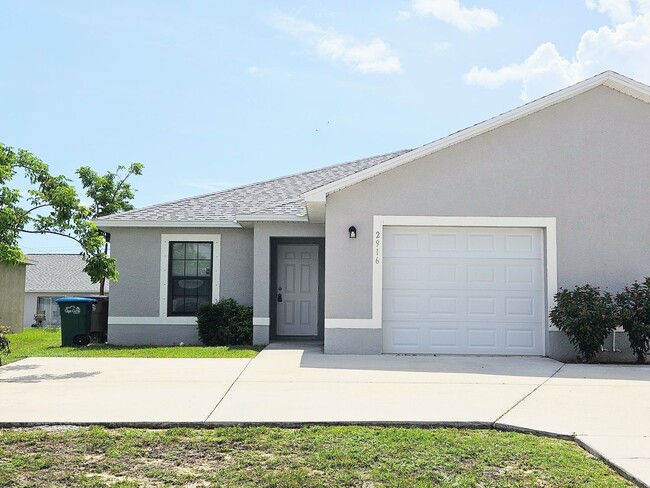 Building Photo - Like New  3 bedroom, 2bath 1 car garage