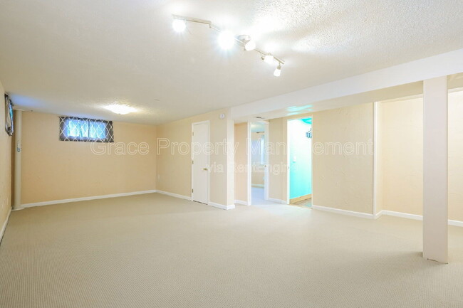 Building Photo - 7095 S Clermont Dr