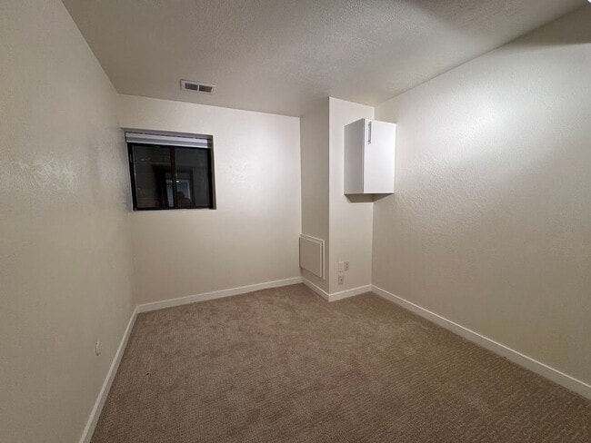 Building Photo - Beautifully Remodeled 3BD/2.5BA Spacious T...
