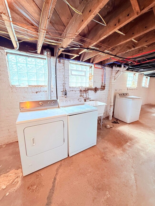 Building Photo - 3 Bed, 1 Bath Home with Modern Amenities / Vouchers Accepted / Available Now!