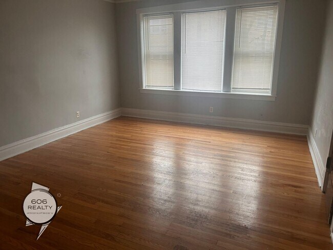 Building Photo - Rehabbed Units in Cicero!