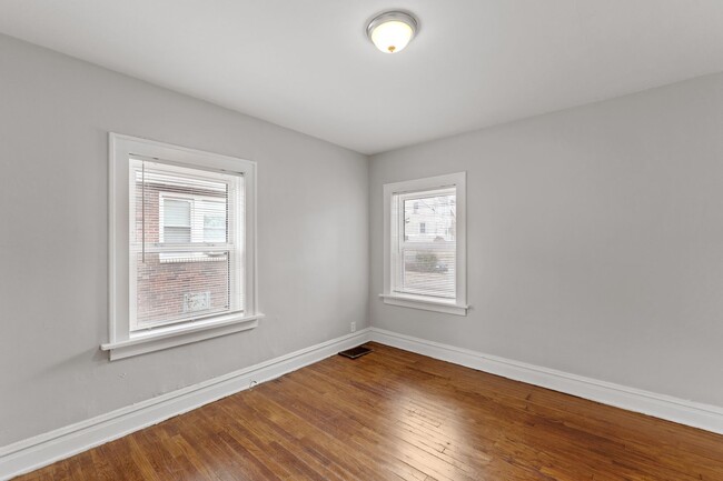 Building Photo - Jump on this Deal! 2 bedroom 1 bath Near N...