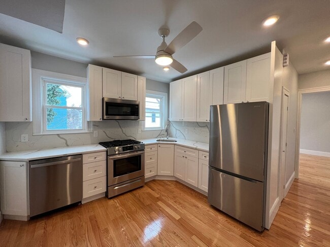 Building Photo - No Broker's Fee, No Last Month rent, Pets Friendly, Laundry on a Site