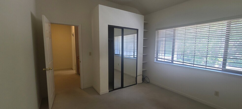 Building Photo - 211 Kingswood Ct