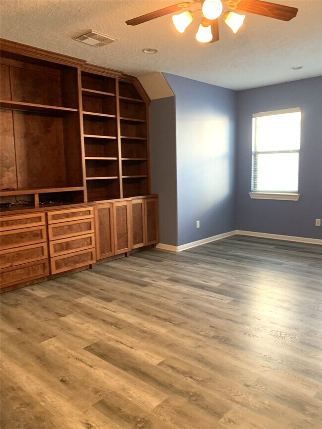 Building Photo - 2611 Summer Rain Dr