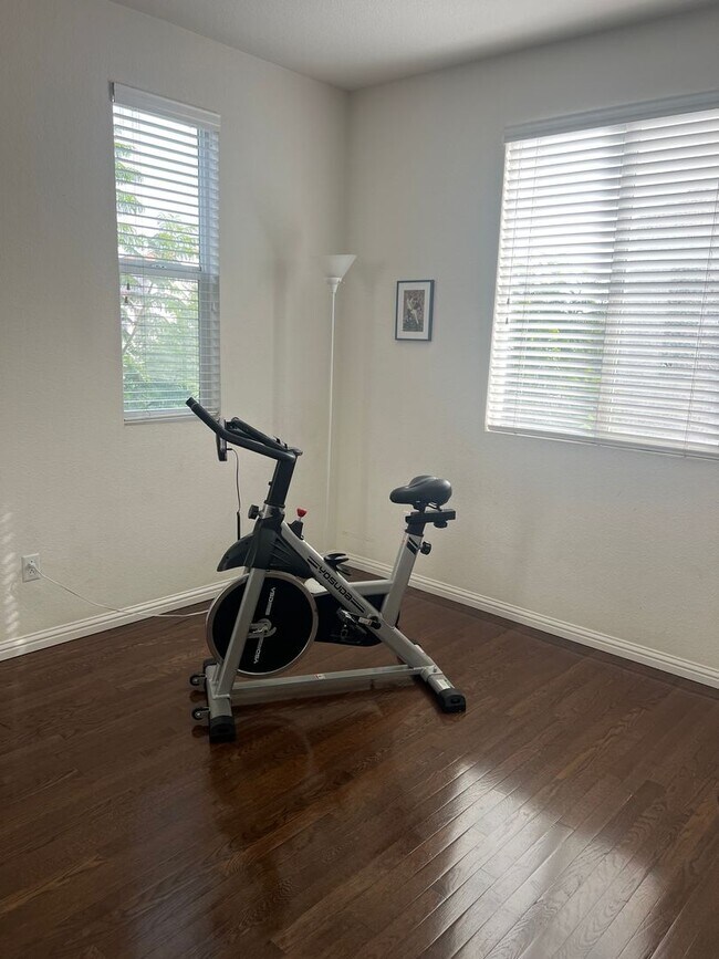 Building Photo - West Ventura Condo with a three car garage!