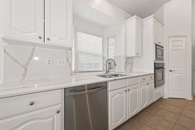 Building Photo - 1015 Longdraw Dr