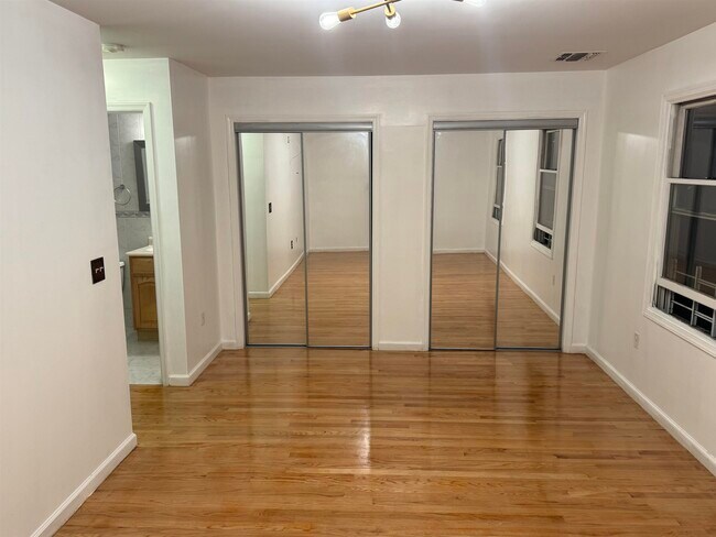 Building Photo - 525 Avenue A
